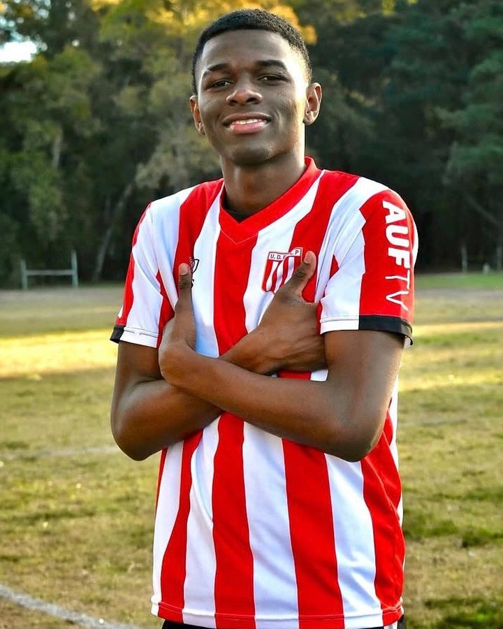 Jugador de Rapa Fútbol Promotora con su nuevo club en el exterior
