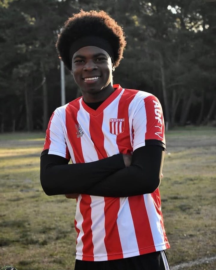 Jugador de Rapa Fútbol Promotora con su nuevo club en el exterior